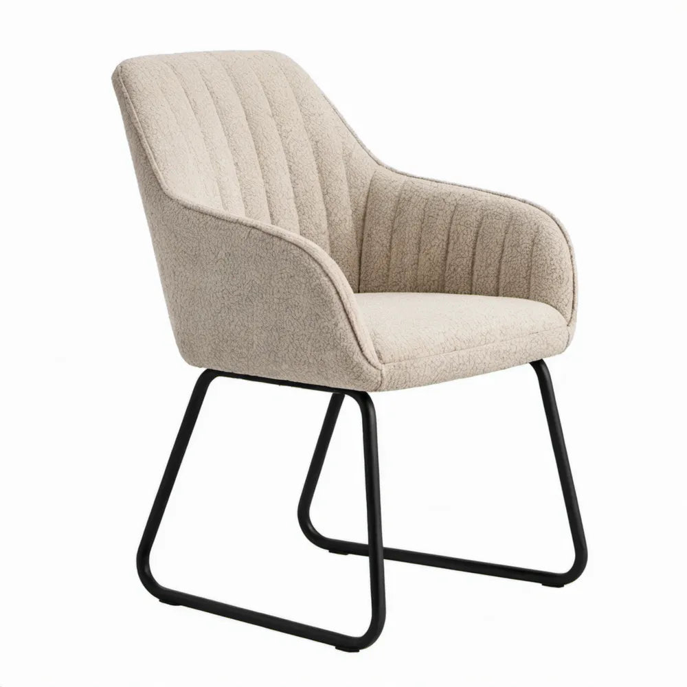 Beige bouclé armstoel met zwart stalen sledeframe, 58 x 63 x 86 cm